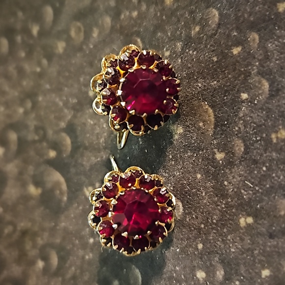 Vintage Sarah Coventry Goldtone Red Rhinestone Flower Clip Earrings - Picture 2 of 3